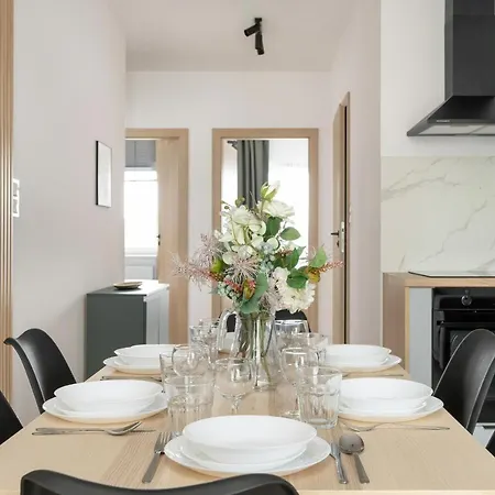 Tasteful Beige With Parking By Renters * Posen