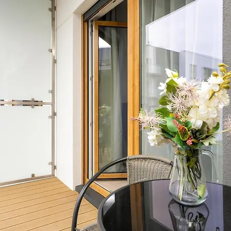 Tasteful Beige With Parking By Renters * Posen