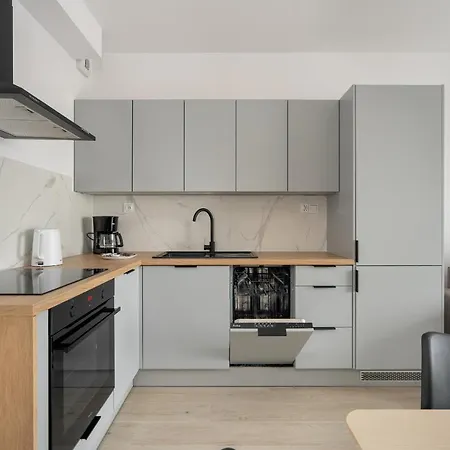 Apartment Tasteful Beige With Parking By Renters Poznan